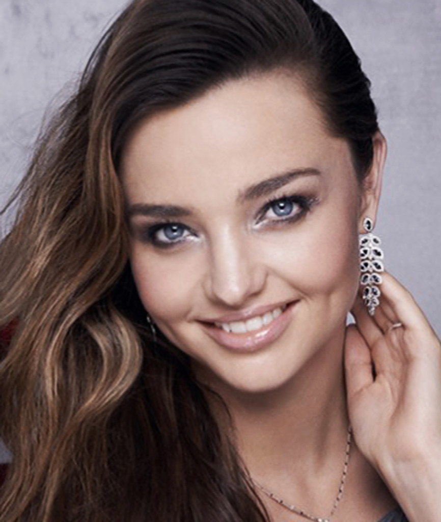 Miranda Kerr para Swarovsk com make prata
